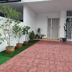 Dhana Palace Homestay Gelang Patah