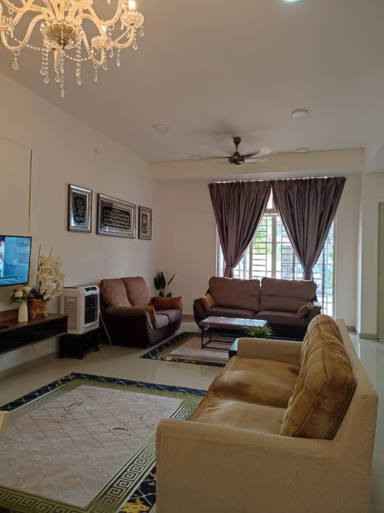 Dhana Palace Homestay Gelang Patah Holiday home *