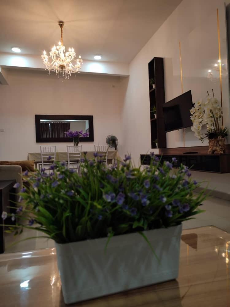 Dhana Palace Homestay Gelang Patah *