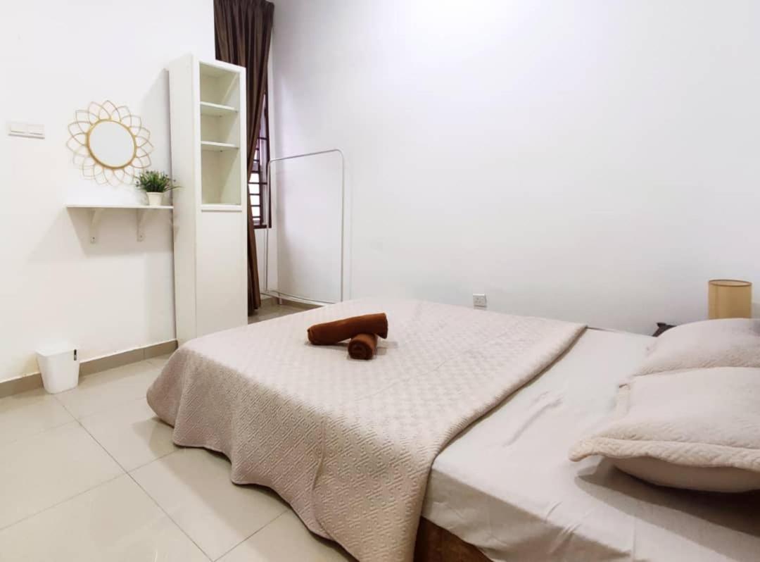 Dhana Palace Homestay Gelang Patah Holiday home *